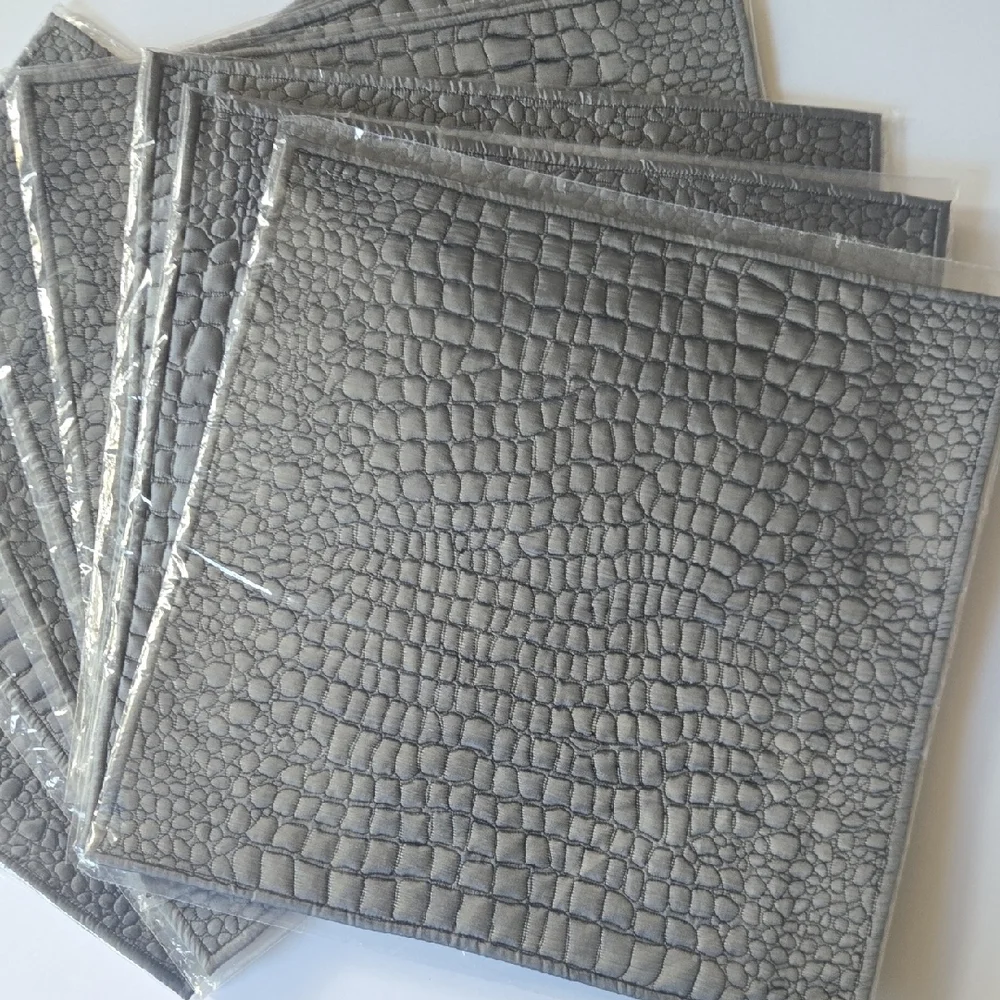 Kim Seybert Placemat , Set of 7 Gray Crocodile Pattern - Picture 1 of 3